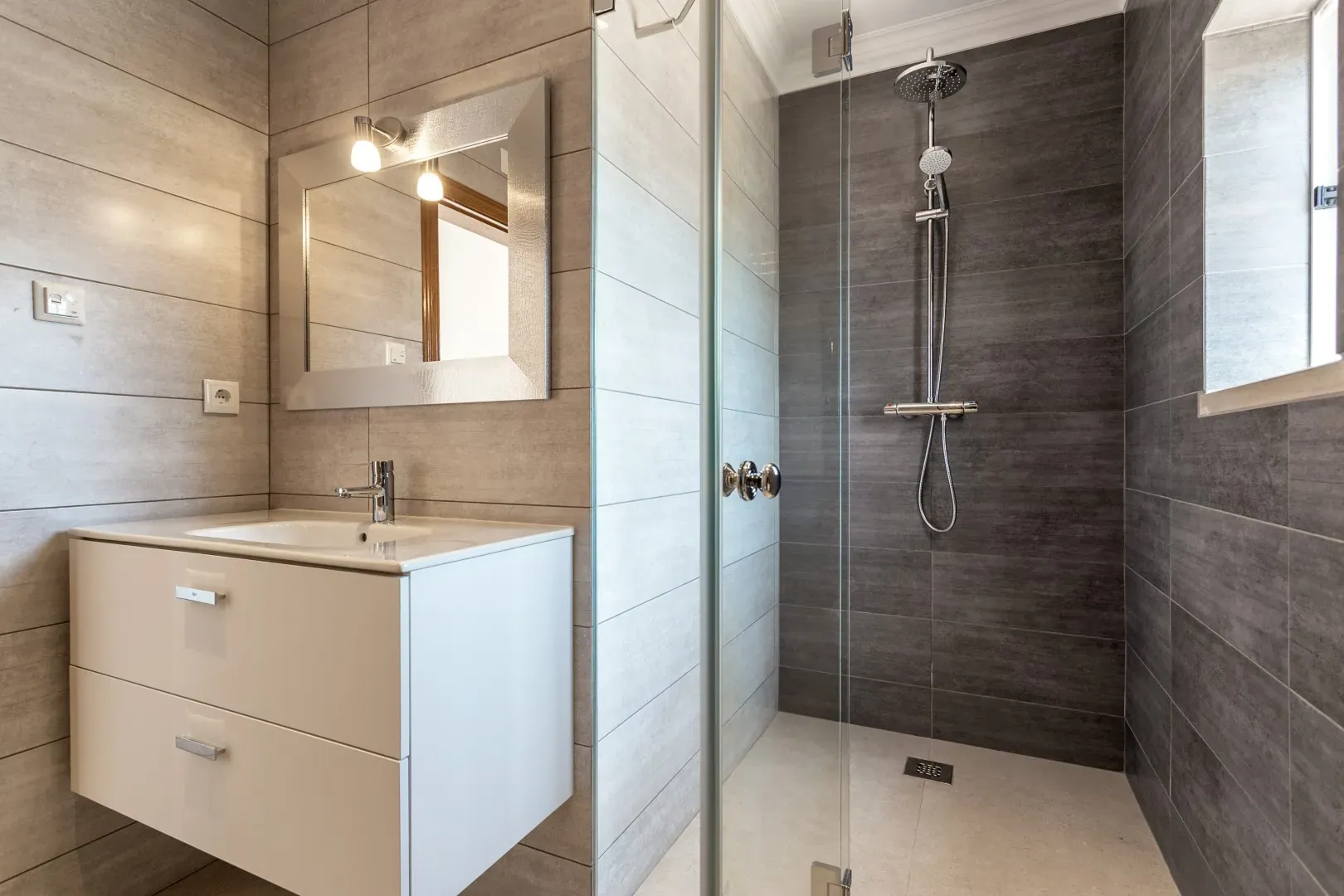 salle de bain avec douche